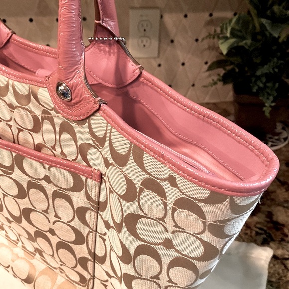 COACH signature jacquard fabric & patent leather flowers & trim tote. F16276 - Picture 8 of 15